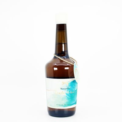 une bouteille d'alcool posée sur une table