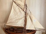 une maquette de voilier exposée dans une vitrine