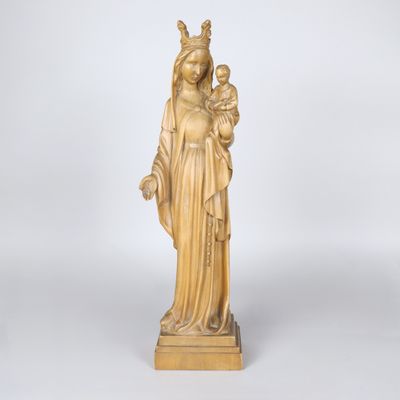 une statue de femme tenant un enfant dans ses bras