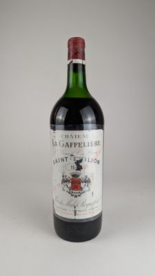 une bouteille de vin posée sur une table