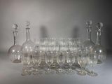 de nombreux verres à vin et carafes alignés sur la table
