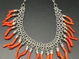 un gros plan d'un collier posé sur une table, avec une chaîne