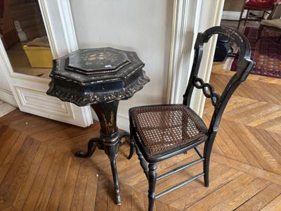 deux chaises et une table dans une pièce