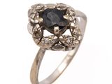 une image représentant une bague sertie d'un diamant noir sur fond blanc