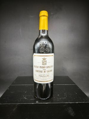 une bouteille de vin posée sur une table