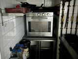 une petite cuisine équipée d'une cuisinière et d'un évier