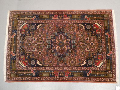 Tapis en laine, noué à la main, à décor d'un médaillon centr…