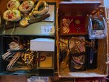 de nombreux objets divers dans une valise posée sur la table