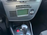 un tableau de bord de voiture avec un levier de vitesses