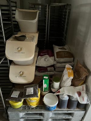 de nombreux récipients et boîtes de nourriture posés sur une étagère