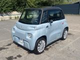 une petite voiture bleue garée dans un parking