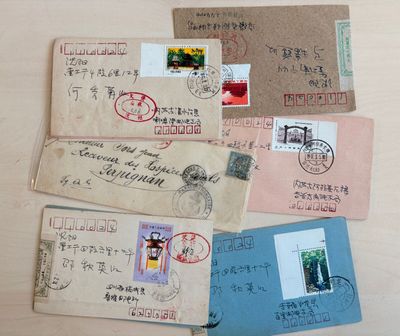 de nombreux types de lettres et d'enveloppes disposés sur une table