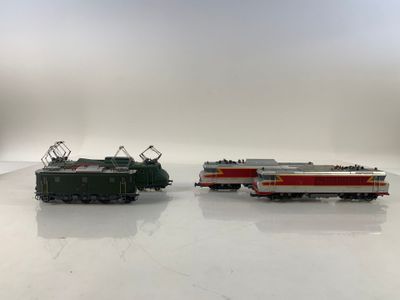 deux petits trains assis côte à côte sur une surface blanche