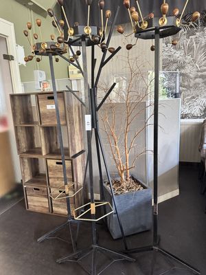 un arbre chargé de pommes dans une pièce
