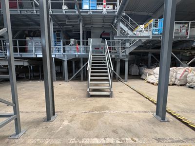 EXT - Ensemble de la passerelle + escaliers supportant les 3…