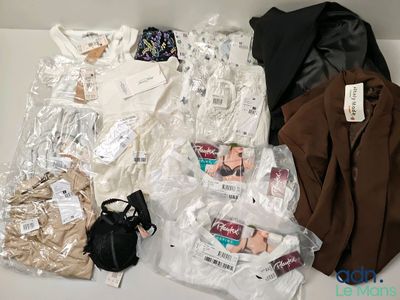 un tas de vêtements posés sur une table