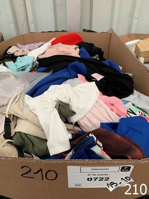 une boîte en carton remplie de vêtements en solde