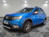 la dacia bleue est garée sur un carrelage à carreaux