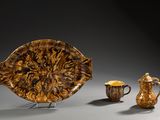 trois œuvres d'art posées sur une table