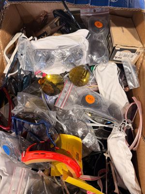Lot de 320 paires de lunettes solaires des marques Roxy / Co…