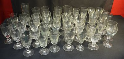 un grand nombre de verres à vin vides posés sur une table