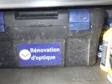 une boîte noire avec un autocollant bleu sur lequel est inscrit « rénovation doptique »