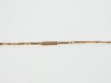 un bracelet en or orné d'une pierre noire