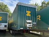 deux semi-remorques garées côte à côte dans un champ