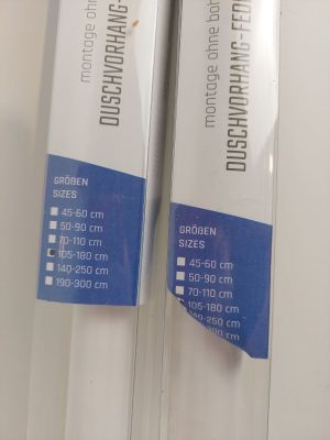 deux tubes de dentifrice posés l'un sur l'autre sur une étagère