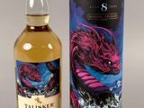 une bouteille de whisky Talisker de 5 ans d'âge à côté d'un bidon