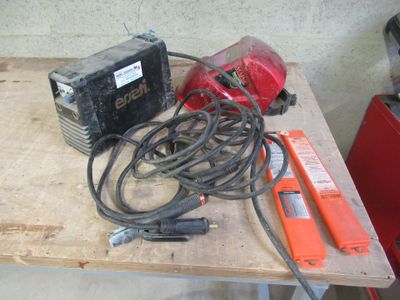 une table sur laquelle sont posés tout un tas de fils et d'outils