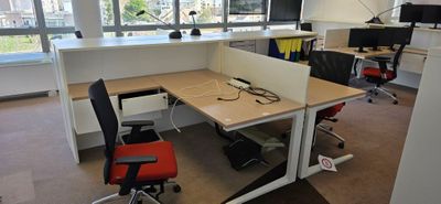 UN ENSEMBLE COMPRENANT : 6 BUREAUX D'ANGLE AVEC RETOUR ET PA…