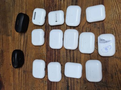 de nombreux AirPods blancs couleur pomme posés sur une table en bois