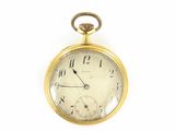 une montre de poche en or sur une surface blanche avec un fond blanc
