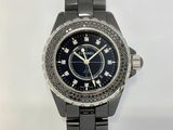 gros plan d'une montre sur une surface blanche