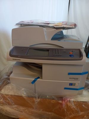 une imprimante posée sur une boîte