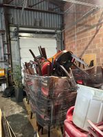 Lot de environ 118 chaises rouge marron, certaine avec l'ass… (photo 2)