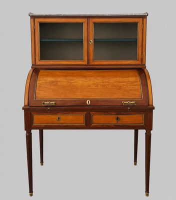 un bureau ancien à deux tiroirs et à portes vitrées