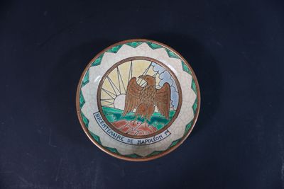 une petite assiette sur laquelle est représenté un aigle