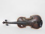 un vieux violon accroché à un mur sur fond blanc