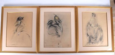 trois dessins encadrés représentant une femme assise sur un canapé dans un salon