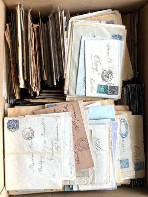 une boîte remplie de vieilles lettres et d'enveloppes