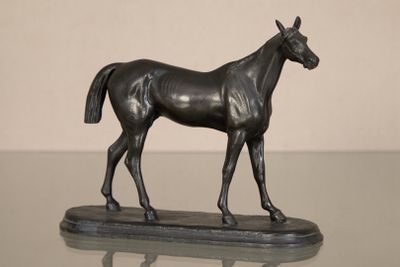 une statue de cheval posée sur une table