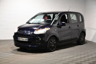 la photo d'une petite voiture noire garée dans un garage