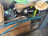 un panier en métal rempli d'objets divers dans un garage