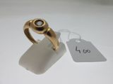 une bague en or sertie d'une pierre noire