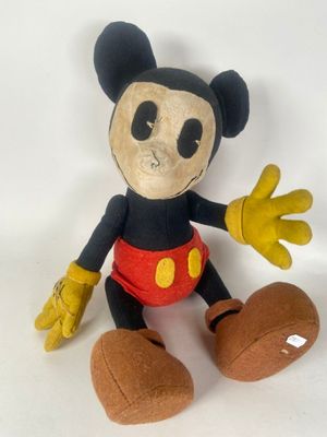 Peluche Mickey Mouse de Disney assise sur une surface blanche