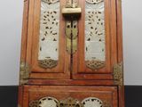 une petite armoire en bois à deux portes