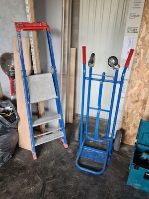 deux diables bleus et rouges et un diable bleu dans une pièce