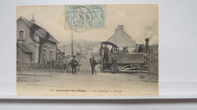 Lavaveix-les-Mines : Le passage à niveau (AAA 132). 1 coin cassé....